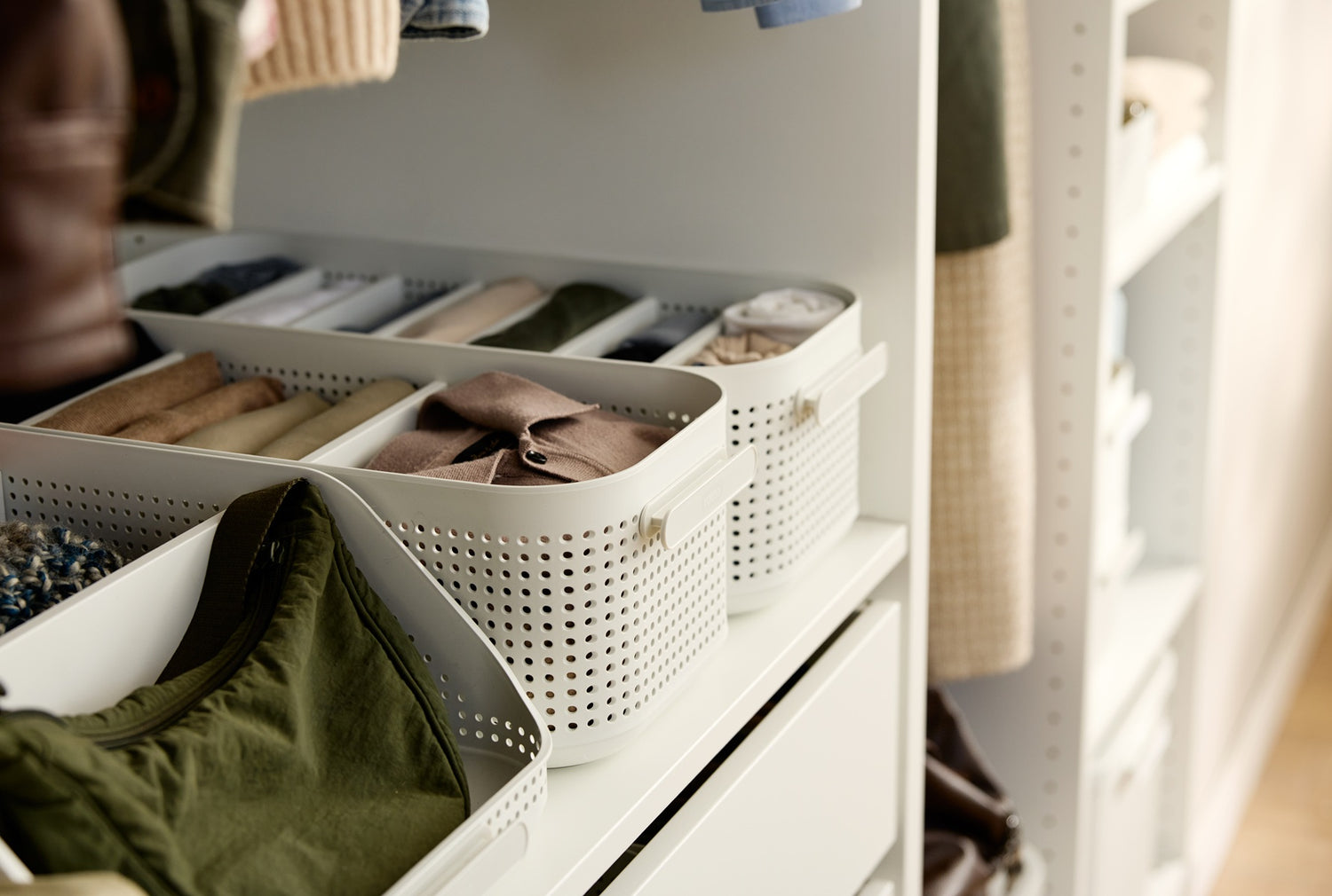 Kategorisierung von Haushaltsgegenständen in Boxen gemäß der KonMari-Aufräummethode.