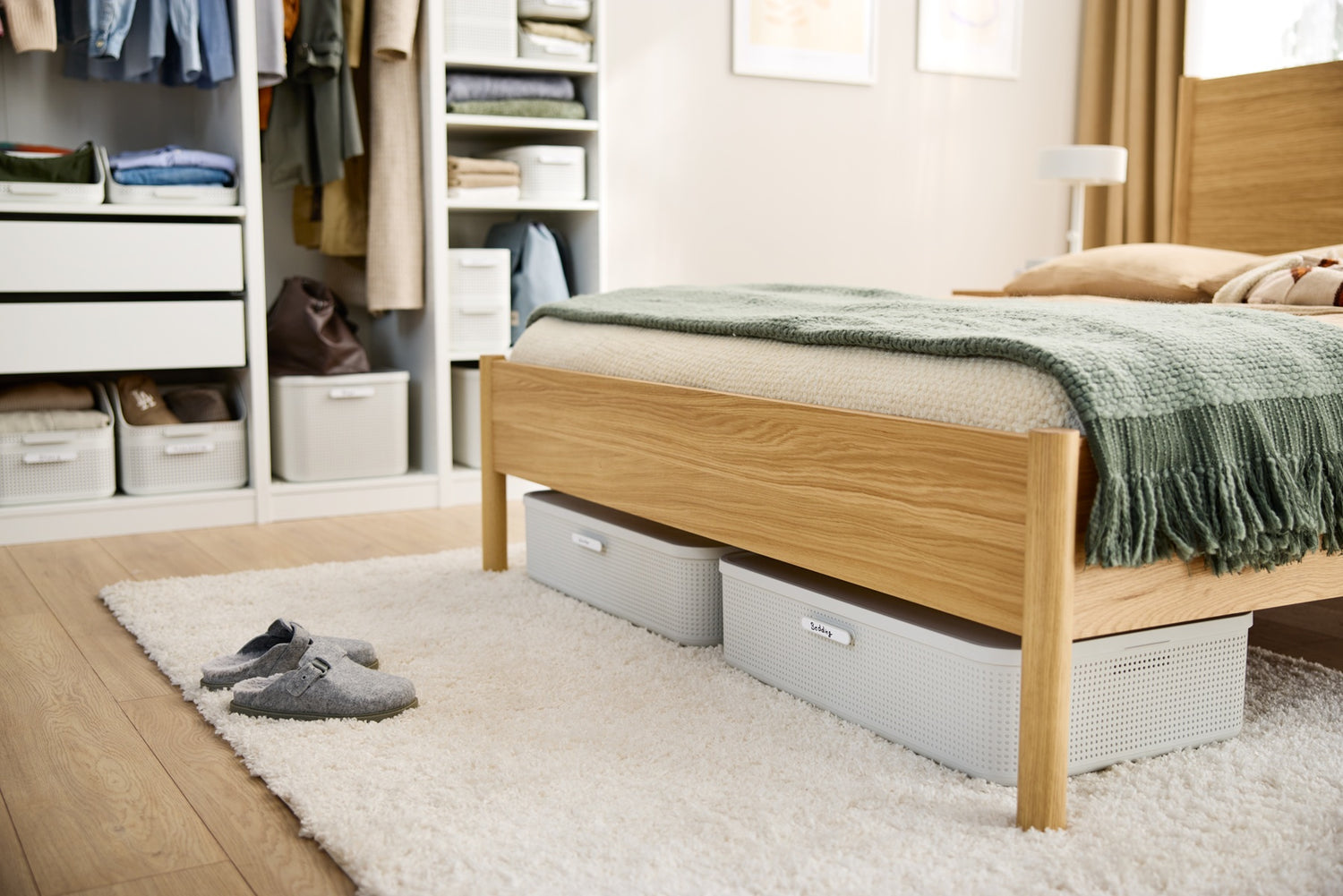 Platzsparende Unterbettkommode von Rotho zur Lagerung von Sommerkleidung im Schlafzimmer.