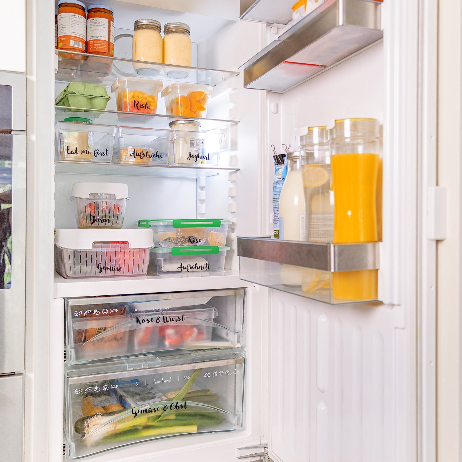 Plastikowe pudełka i organizery do lodówki