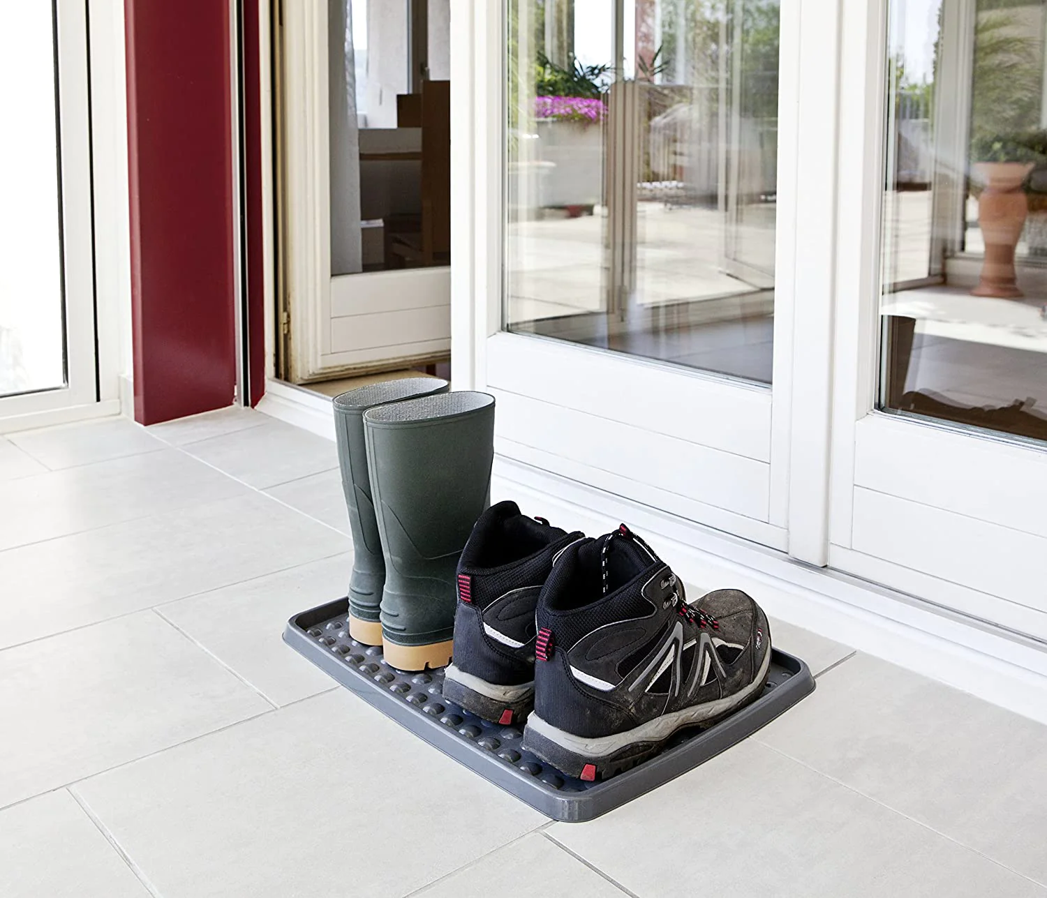 Schuhe solltest du immer lufttrocknen. Bei gutem Wetter ohne Regen kannst du sie zum Beispiel auch draußen im Schatten trocknen.