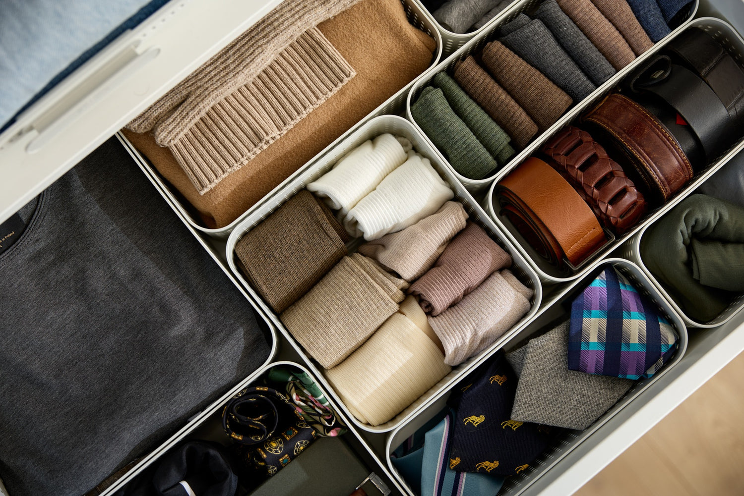 Strukturierter Kleiderschrank mit transparenten Rotho Aufbewahrungsboxen zur optimalen Ordnung.