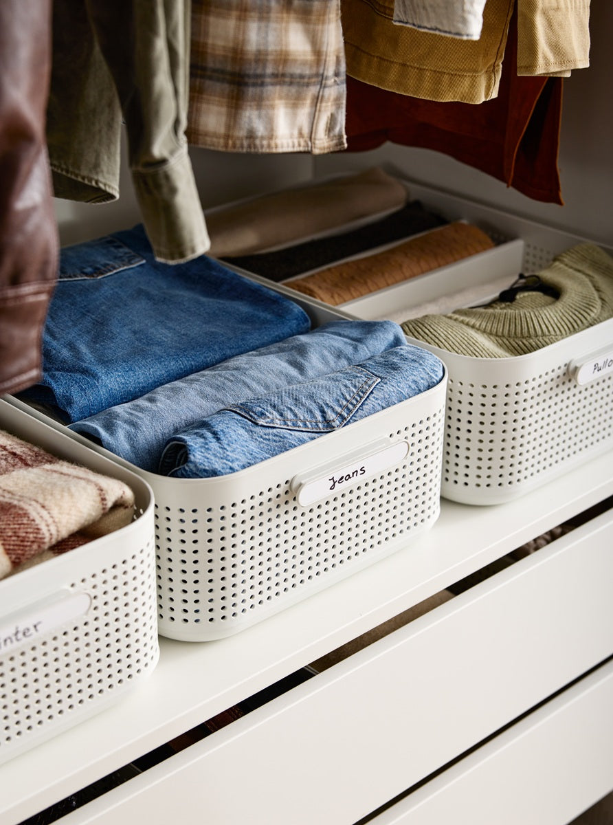 Vertikal gefaltete Kleidung in einer Schublade nach der KonMari-Methode für bessere Übersicht.